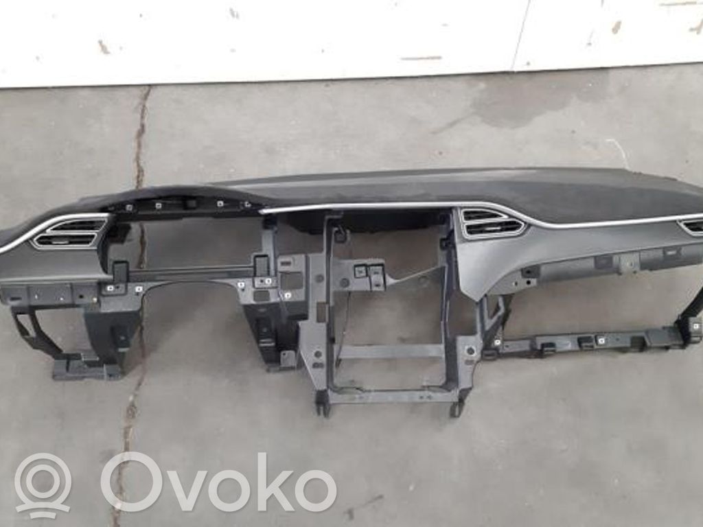 Tesla Model S Panelė 