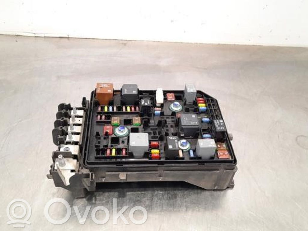 Opel Astra K Juego de caja de fusibles 