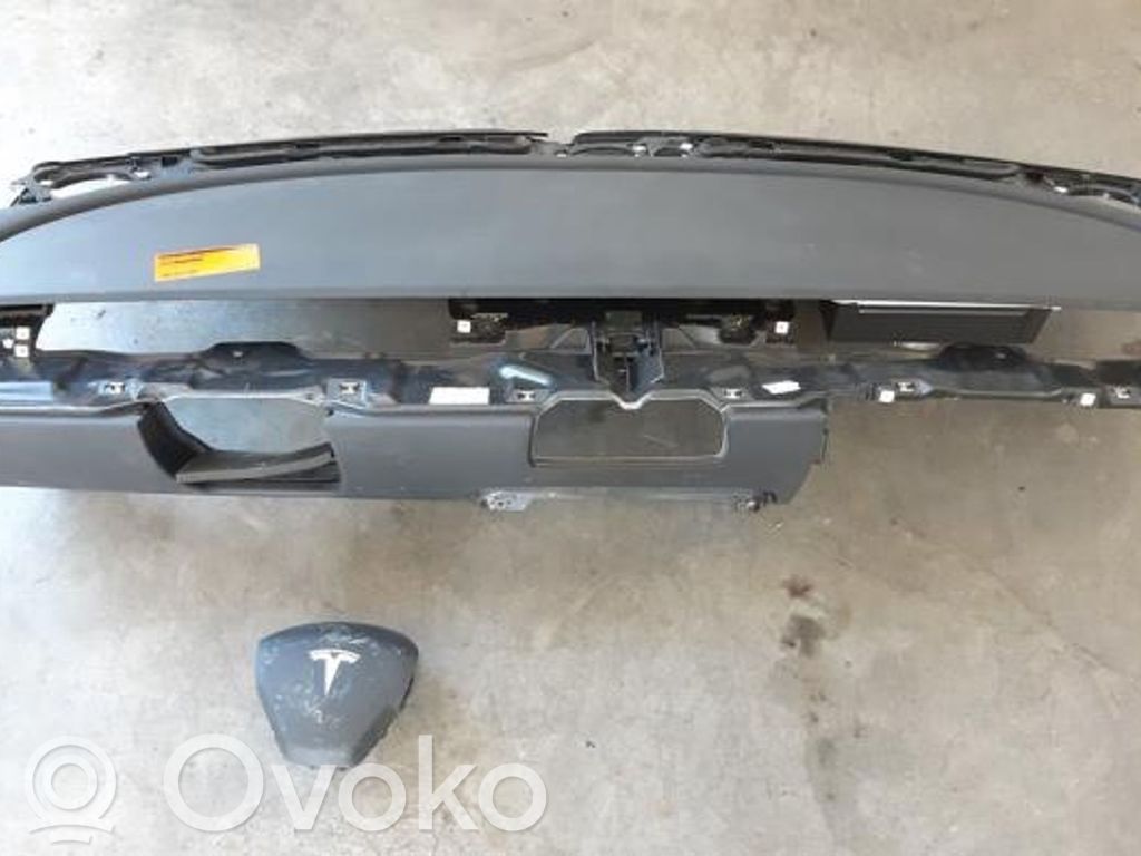 Tesla Model 3 Комплект подушек безопасности с панелью 