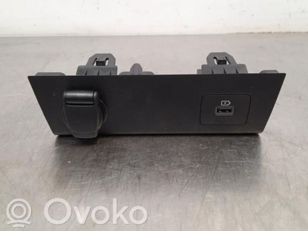 Dacia Sandero III Gniazdo 12V przednie 