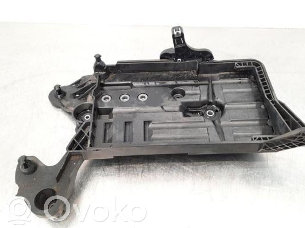 Volkswagen PASSAT B8 Akkulaatikon alusta 