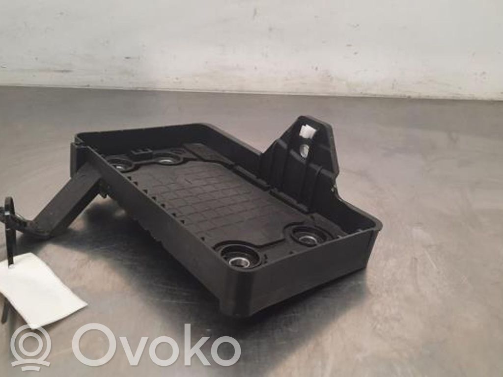 Nissan Qashqai J12 Akkulaatikon alusta 