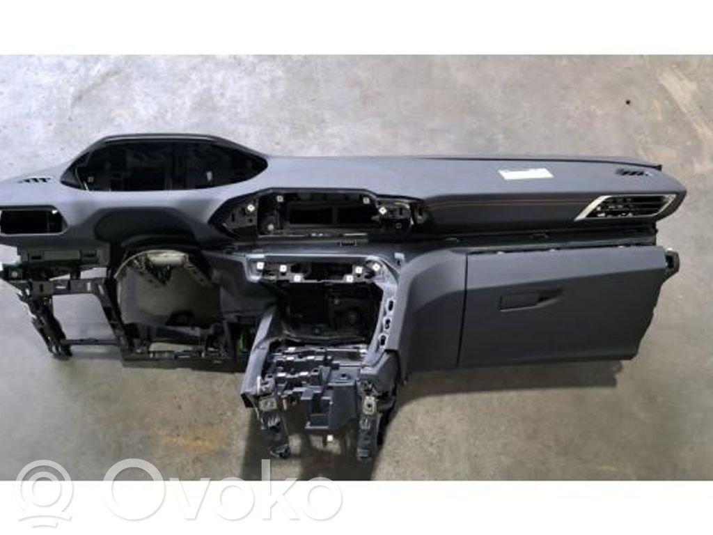 Peugeot 3008 II Deska rozdzielcza 