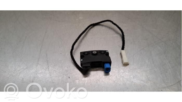 Tesla Model Y Aerial antenna amplifier 