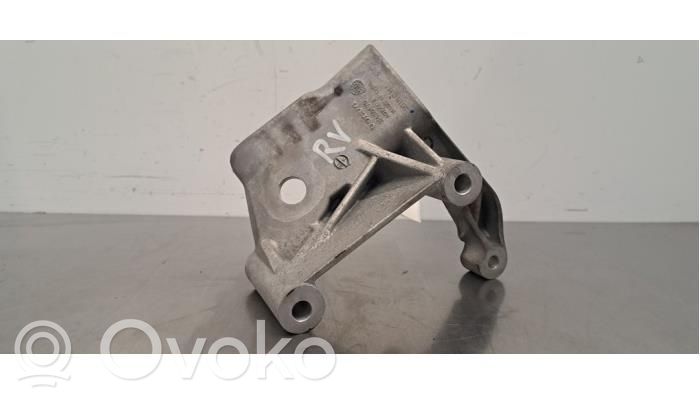 Volvo XC60 Engine mount bracket 