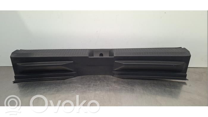 Volkswagen Golf VIII Osłona pasa bagażnika 