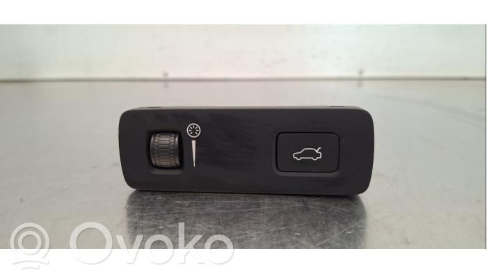 Volvo XC40 Tailgate/trunk/boot open switch 