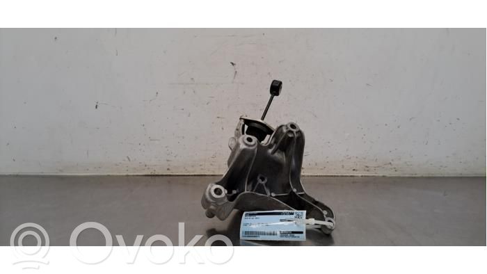 Audi A4 S4 B9 8W Engine mount bracket 