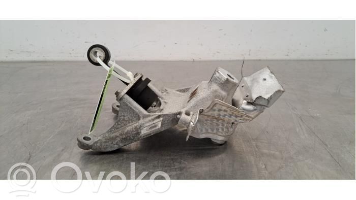 Audi A5 Moottorin kiinnikekorvake 