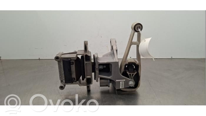 Engine mount bracket   L8D26P096AB,LR175702