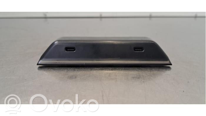 Tesla Model 3 USB-Anschluss