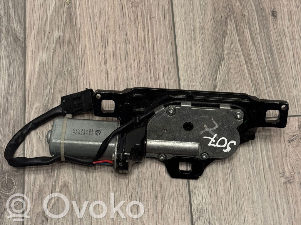 Aizmugurējā pārsega pievilcējs   US7014872,489050880