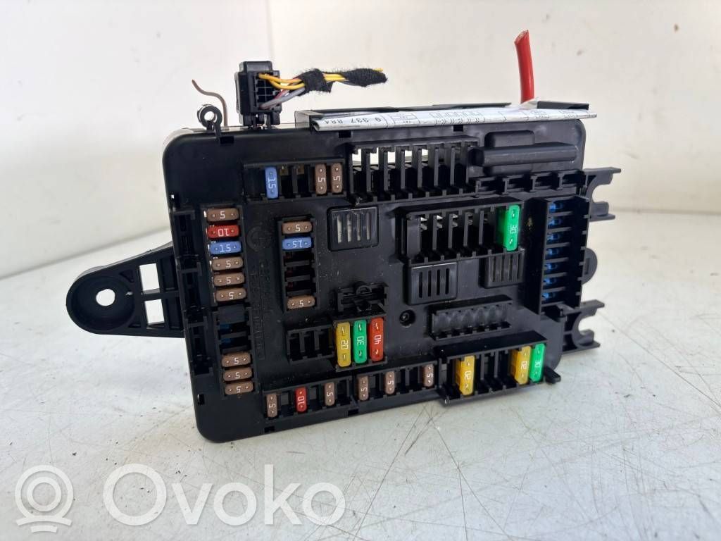 BMW 1 F20 F21 Ramka / Moduł bezpieczników 