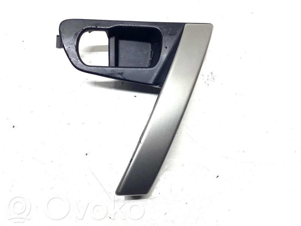 Nissan Qashqai+2 Obudowa klamki wewnętrznej drzwi przednich 