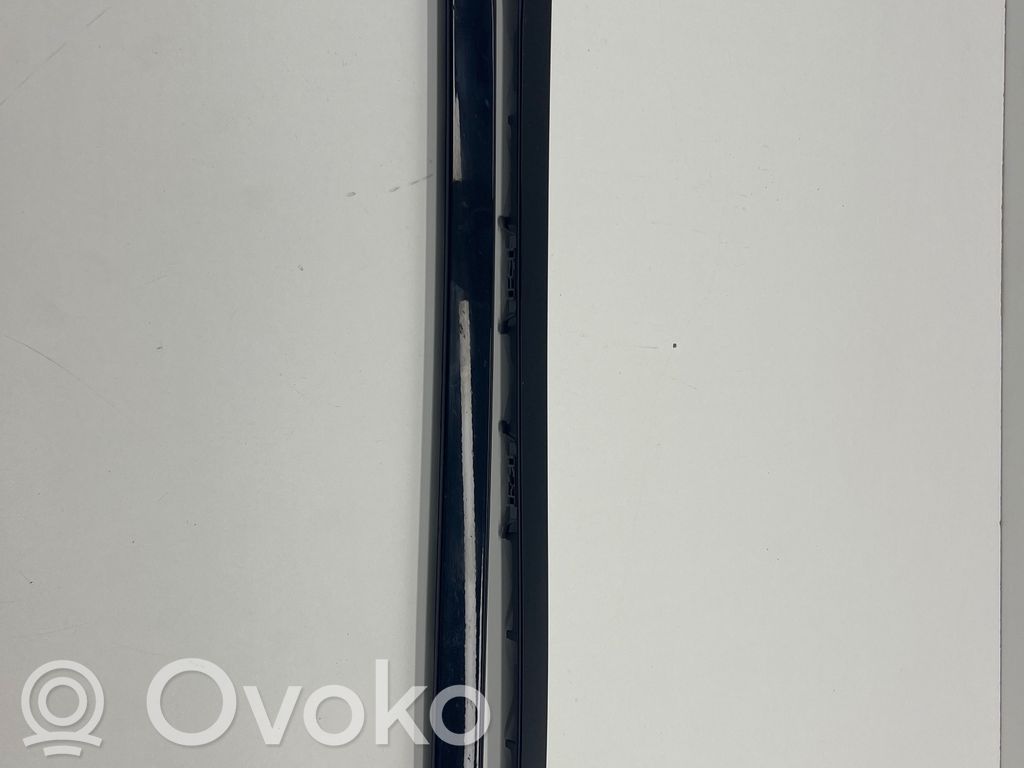 Windshield trim   51317463528,7463528,22359811,51317463527,7463527