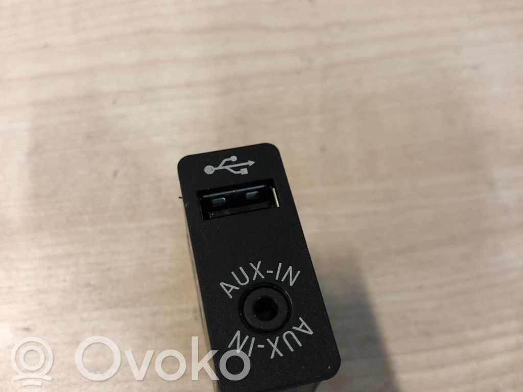 BMW 5 F10 F11 USB savienotājs 