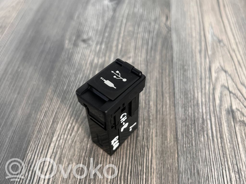 Toyota C-HR I Enchufe conector USB 