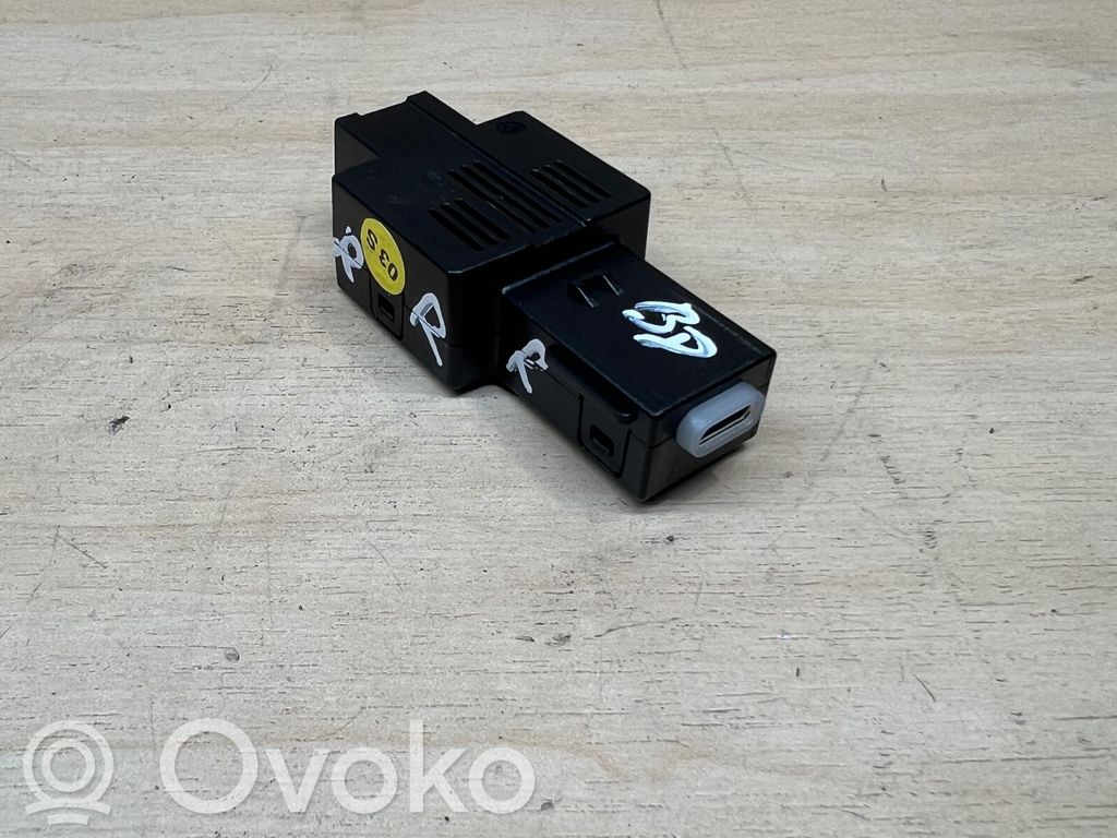 Volkswagen PASSAT B8 Enchufe conector USB 
