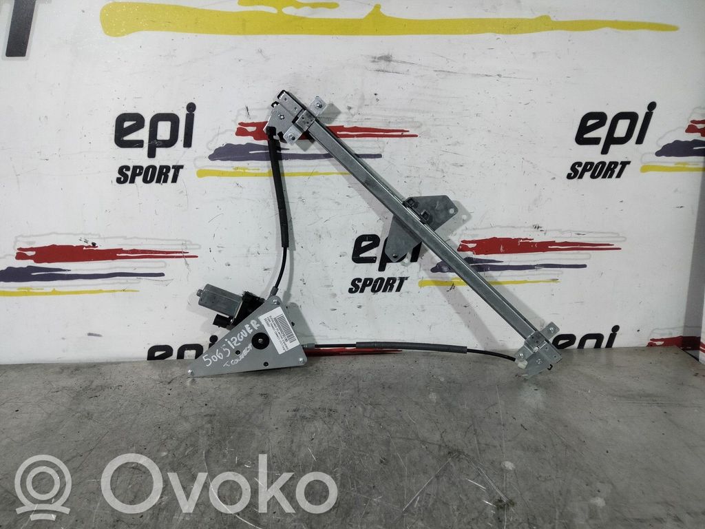 Front door manual window regulator   D239807