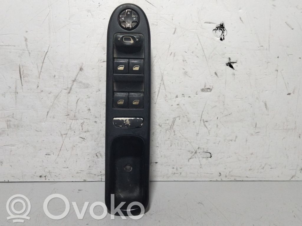 Peugeot 207 Electric window control switch 
