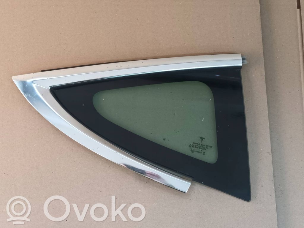 Rear side window   108070600