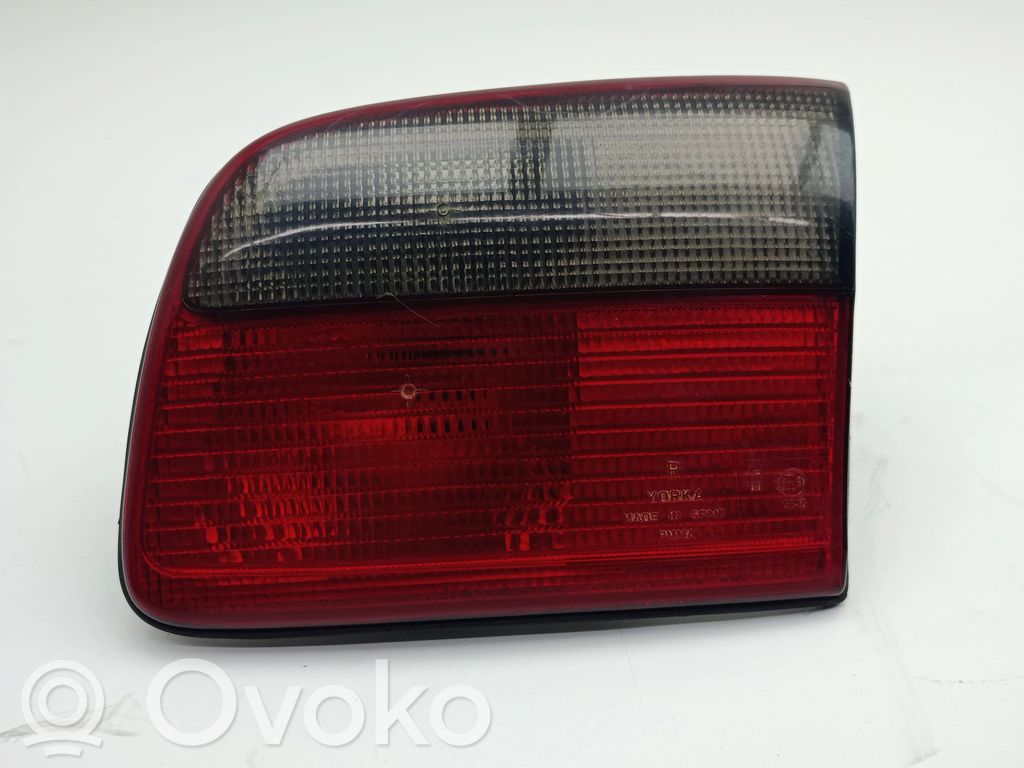 Opel Omega B2 Lampy tylnej klapy bagażnika 