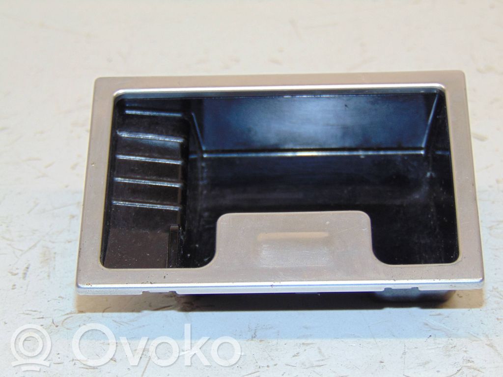 BMW 5 E60 E61 Auton tuhkakuppi 