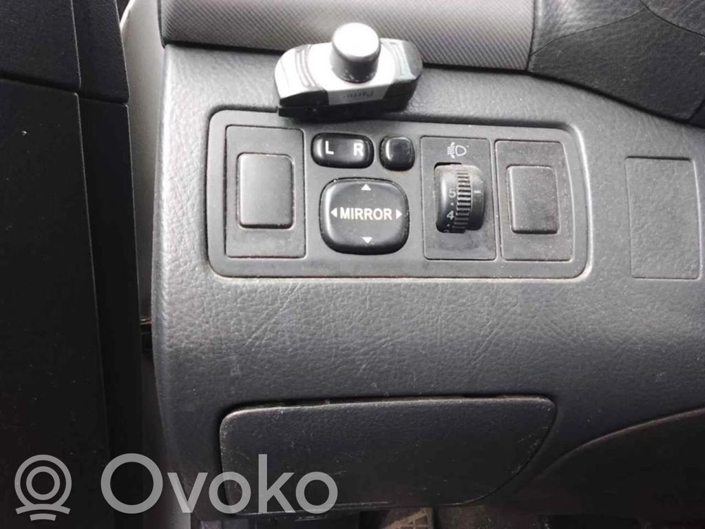 Toyota Avensis T250 Wing mirror switch 