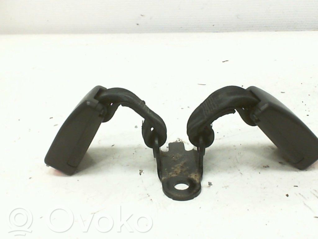 Peugeot 208 I Hebilla del cinturón de seguridad trasero 