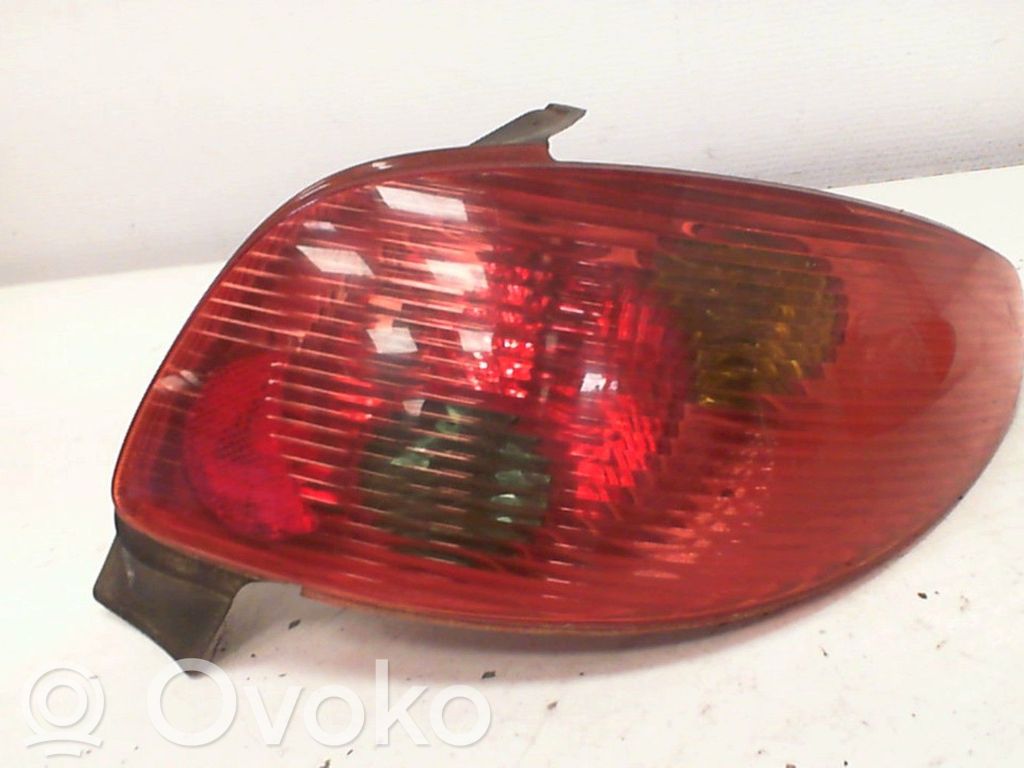 Peugeot 206 Aizmugurējais lukturis virsbūvē 