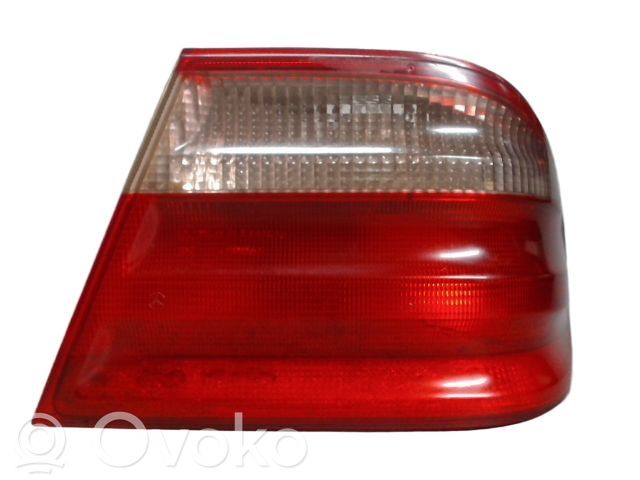 Mercedes-Benz E W210 Lampă spate în caroserie 