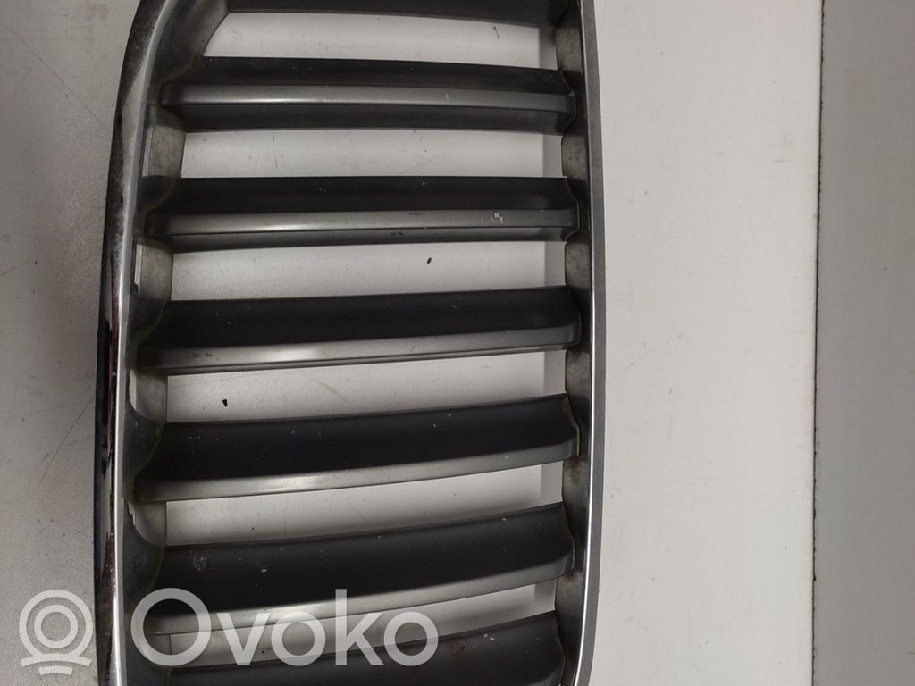 BMW X3 E83 Etupuskurin ylempi jäähdytinsäleikkö 