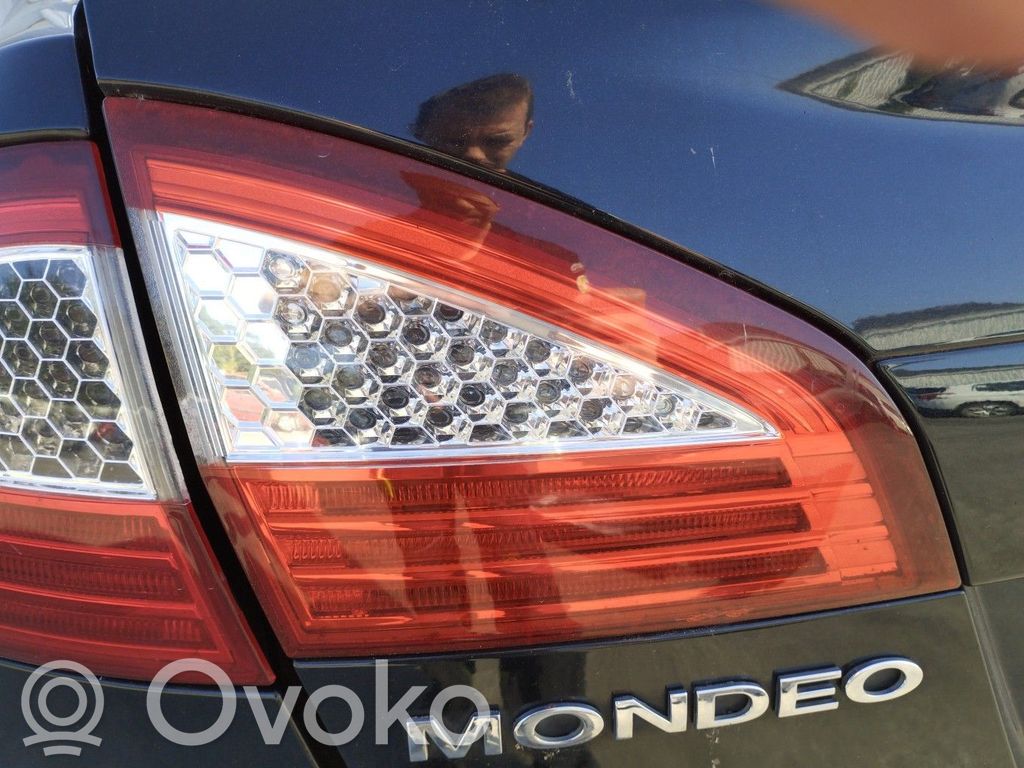 Ford Mondeo MK IV Galinis žibintas dangtyje 