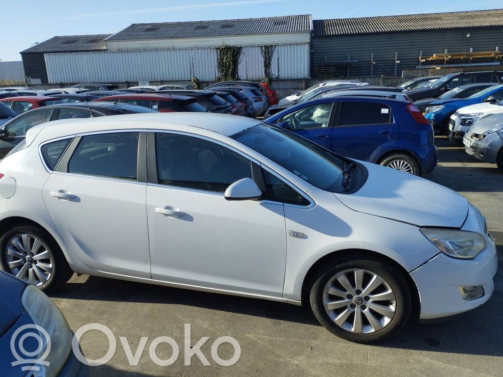 Opel Astra J Amortyzator osi przedniej ze sprężyną 