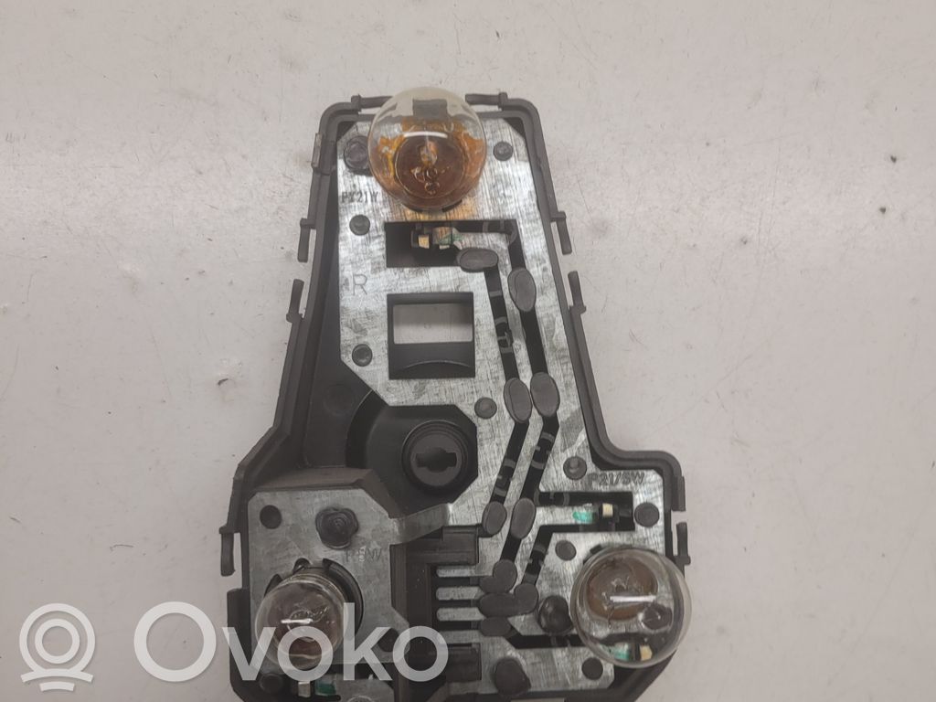 Volkswagen Sharan Takavalon polttimon suojan pidike 