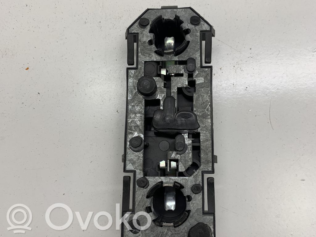 Ford Galaxy Takavalon polttimon suojan pidike 