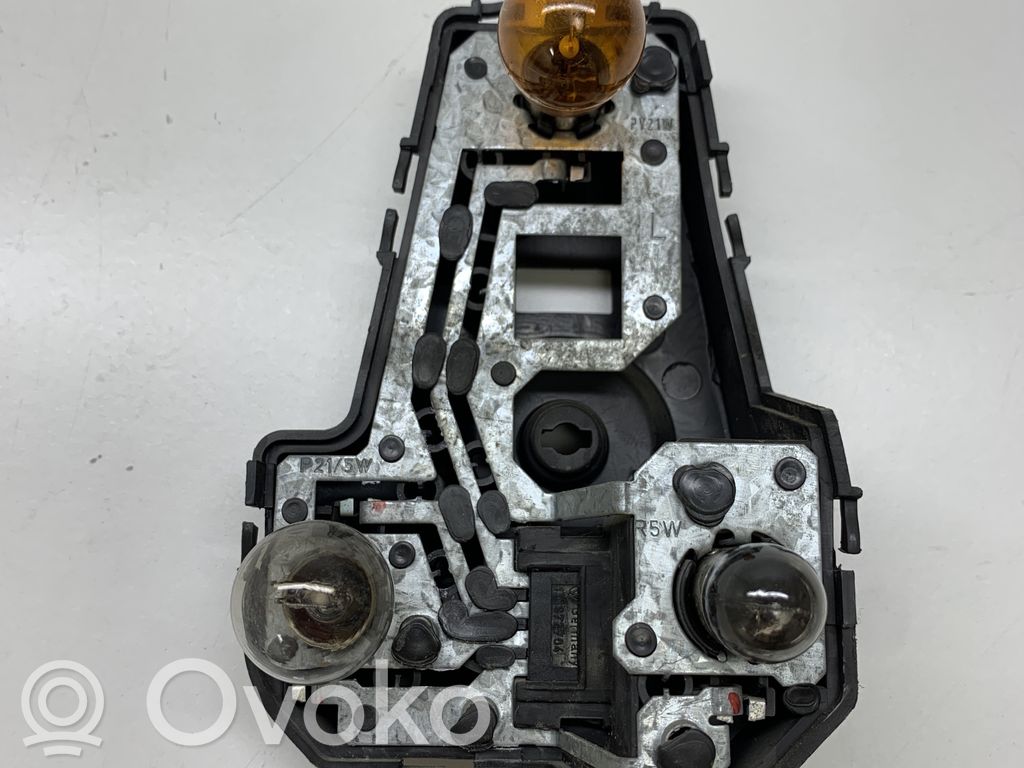 Ford Galaxy Takavalon polttimon suojan pidike 