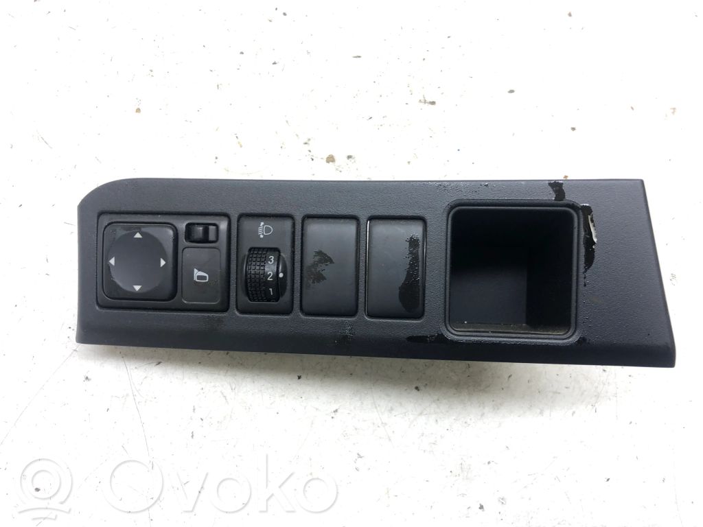 Nissan Note (E11) Wing mirror switch 