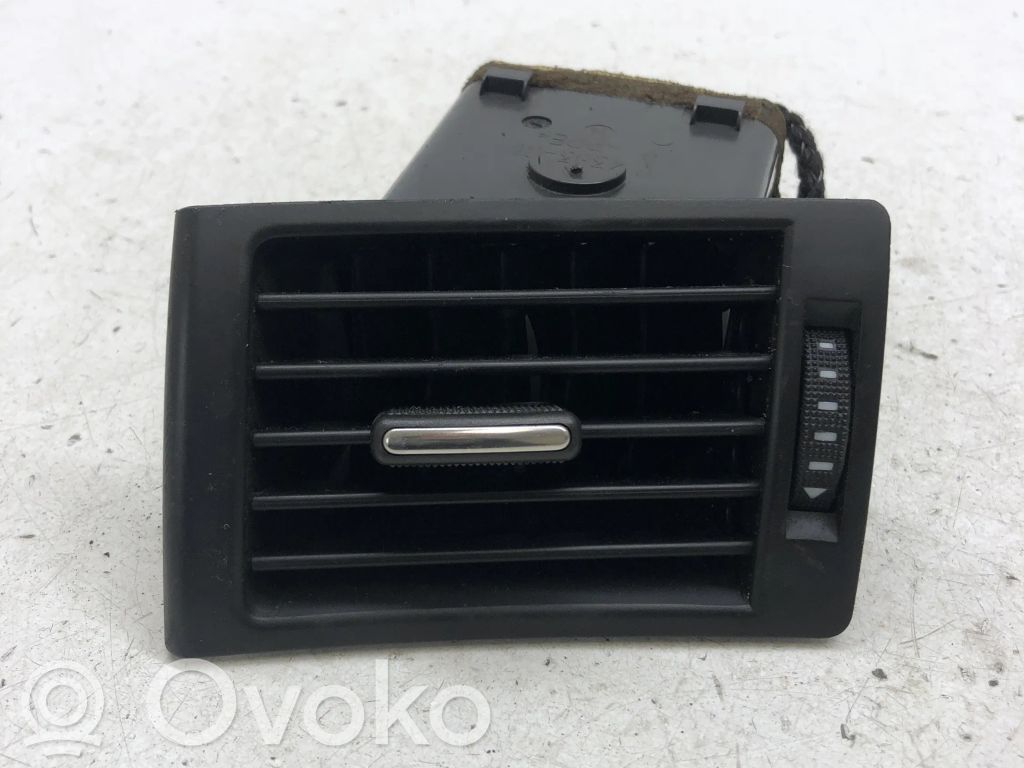 Audi A4 S4 B7 8E 8H Boczna kratka nawiewu deski rozdzielczej 
