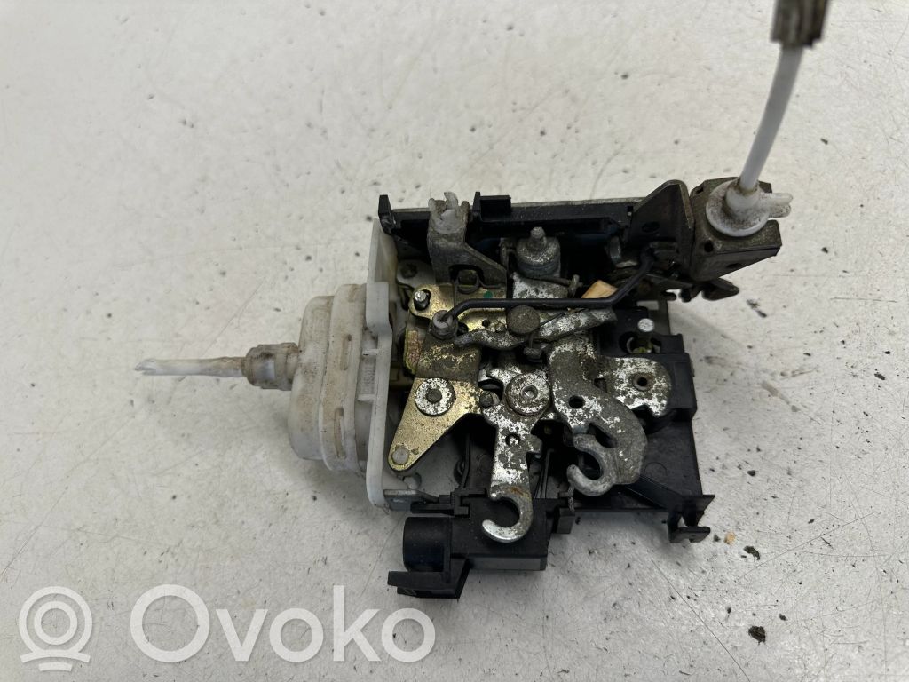 Audi A4 S4 B5 8D Priekšpusē slēdzene 