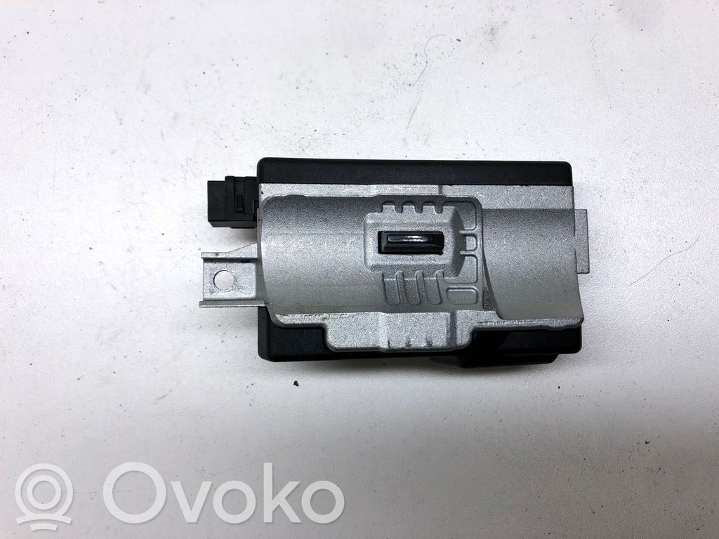Audi A5 8T 8F Ohjauspyörän lukitus 