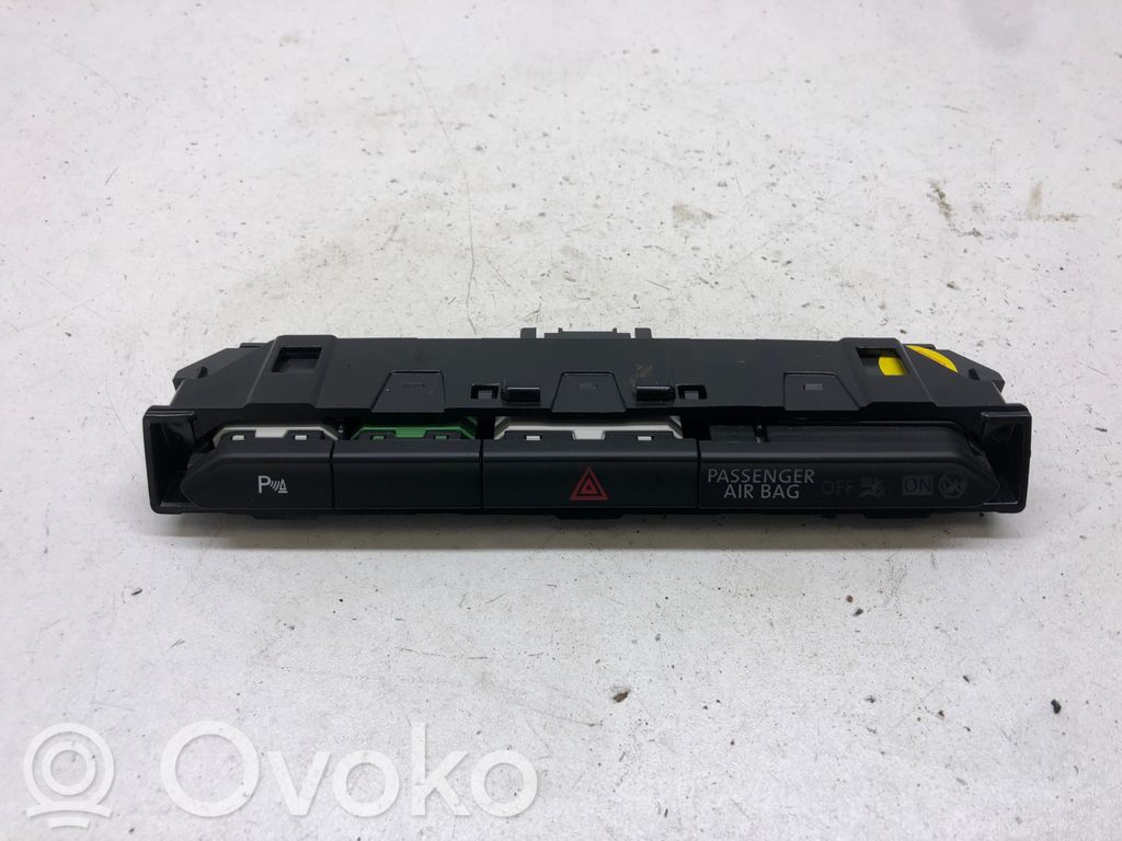 Volkswagen PASSAT B8 Botón interruptor de luz de peligro 