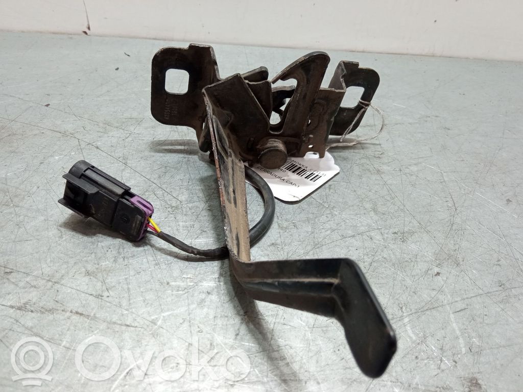 Opel Mokka Tie down hook / loop 