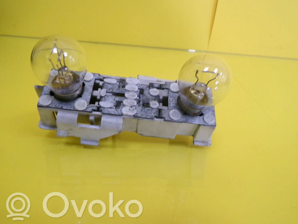 Peugeot 405 Takavalon polttimon suojan pidike 
