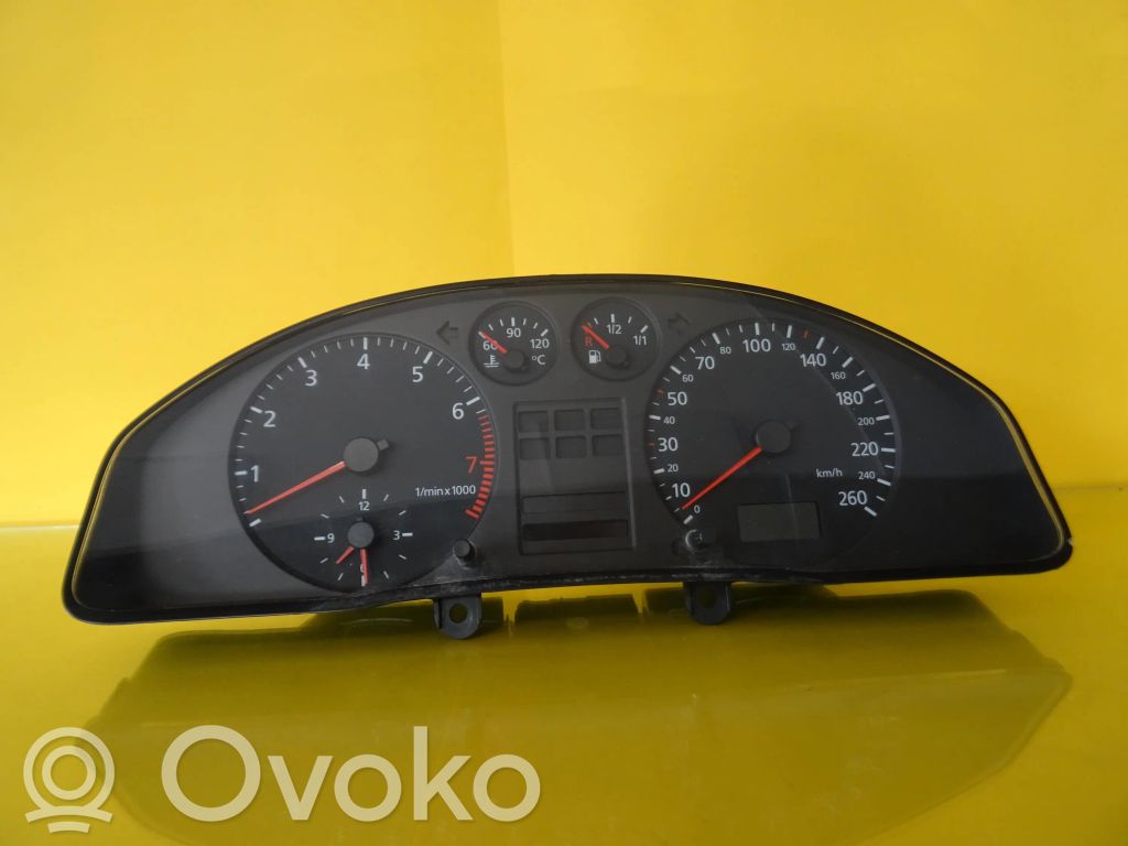 Audi A4 S4 B5 8D Licznik / Prędkościomierz 