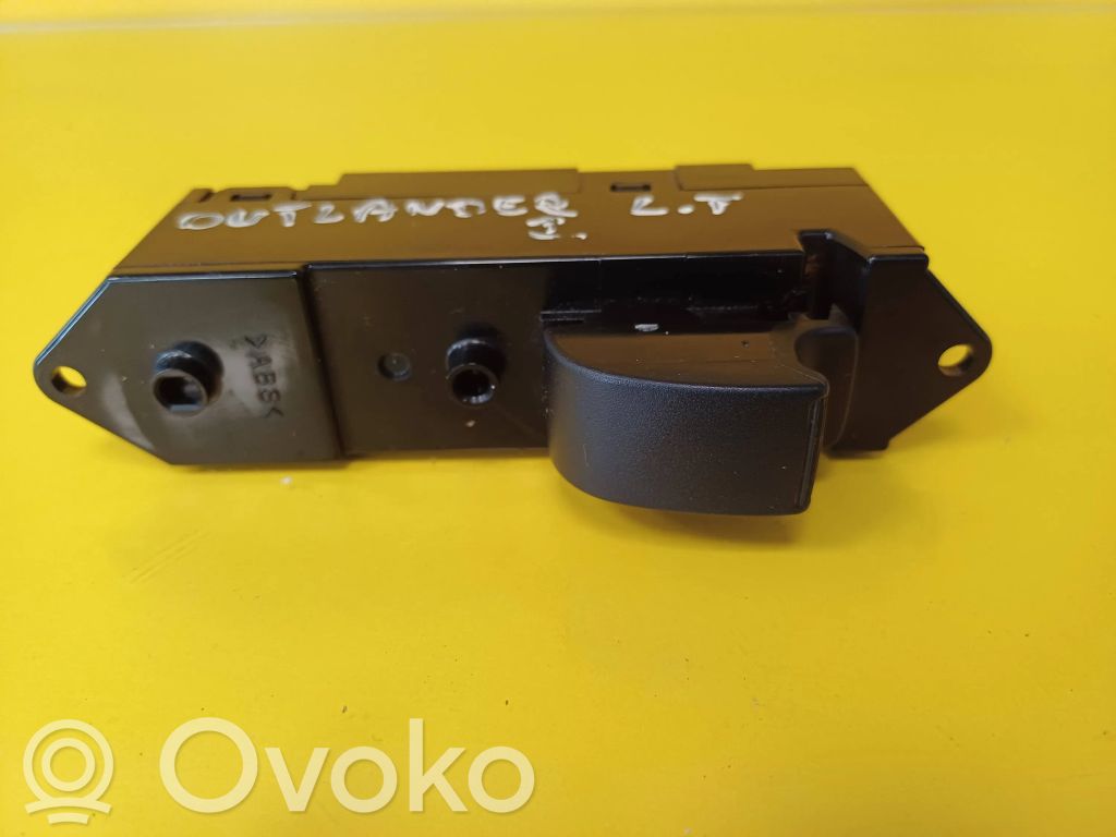 Electric window control switch   MR502238