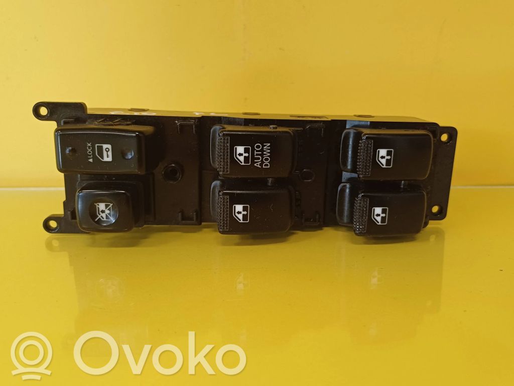 Electric window control switch   935701G702