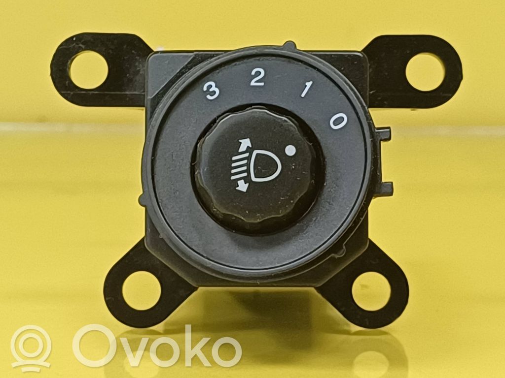Headlight level height control switch   M30421