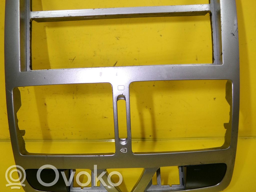 Panel trim   M33906