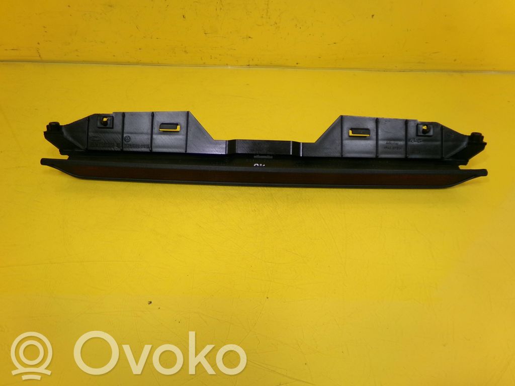 Kolmas/lisäjarruvalo   1J6945097C,7M3945097A